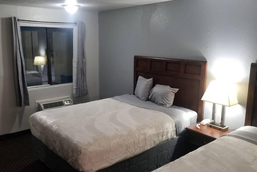 Hotel 2 Queens Beds Hotel Room 127 Stillwater Eksteriør billede